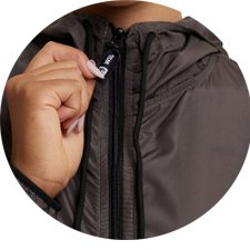 Mulher vestindo Jaqueta Corta Vento Cinza Grafite WSS Basic