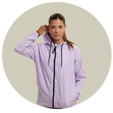 Mulher vestindo Corta Vento Lil&aacute;s WSS Basic