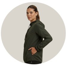 Mulher vestindo Corta Vento Verde Militar Diamond WSS