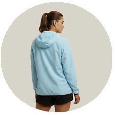 Mulher vestindo Corta Vento Azul Claro WSS Basic