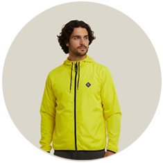 Corta Vento Customizado Corporativo Amarelo WSS Brasil - Vista Frontal Atleta