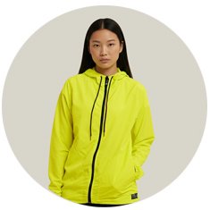 Corta Vento Feminino Never Give Up! Amarelo Corta Vento Feminino Impermeável Amarelo WSS Brasil Never Give Up! - Vista Frontal Atleta